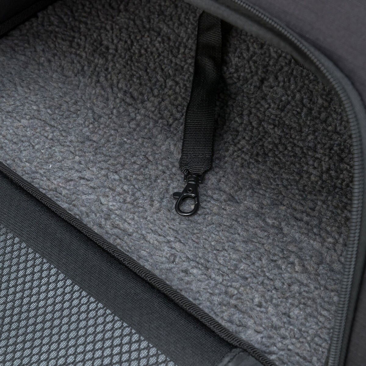 Trixie Gate lentolaukku musta